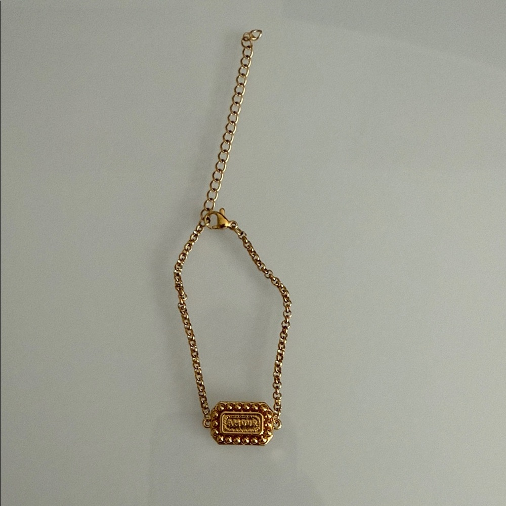 Chic Gold Chain Bracelet with Engraved AMOUR